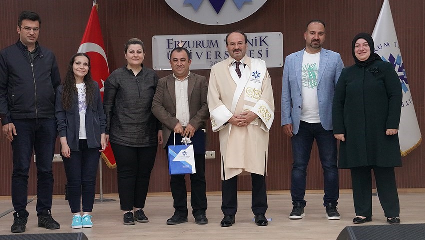ETÜ’de akademik giysi ve ödül töreni